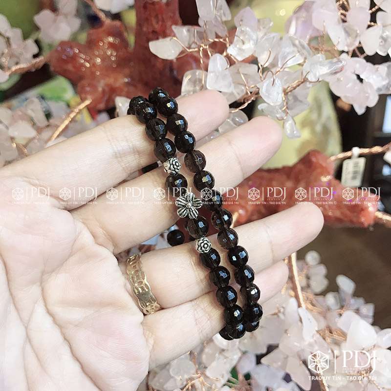 Vòng đá thạch khói cạnh giác charm hoa bạc thái PDJ