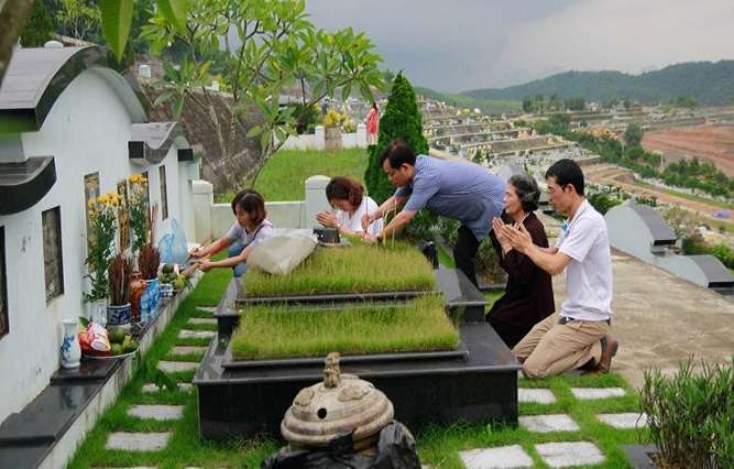 Cùng gia đình đi tảo mộ là một việc làm ý nghĩa ngày Tết Hàn thực