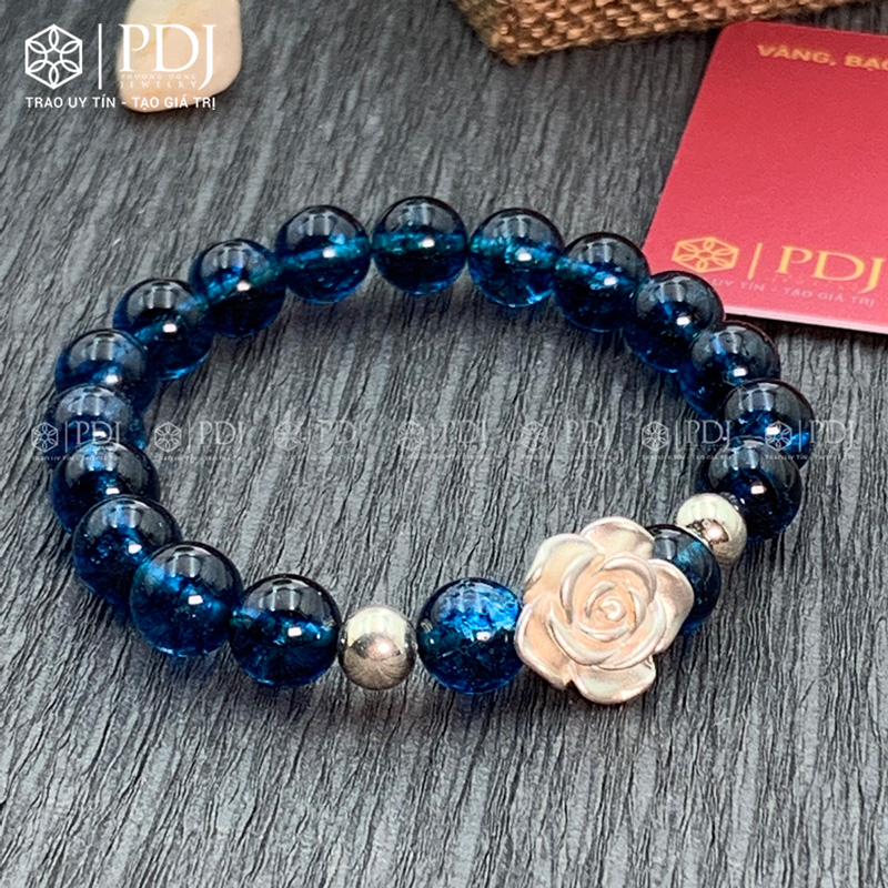 Vòng đá thạch anh xanh biển 8 ly charm hoa hồng bạc PDJ